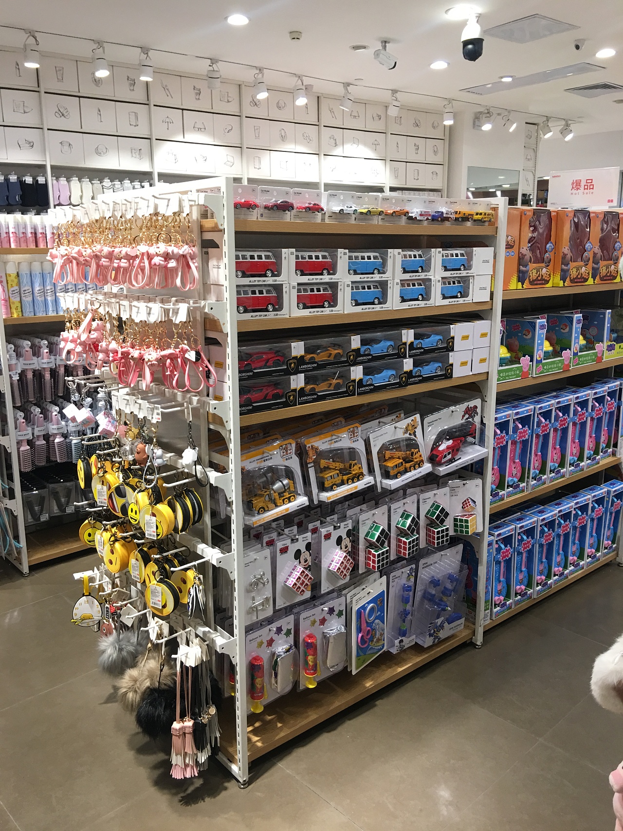 名創優品、諾米（Nome）百貨店開店籌備全攻略 廣州貨架廠家的關鍵角色